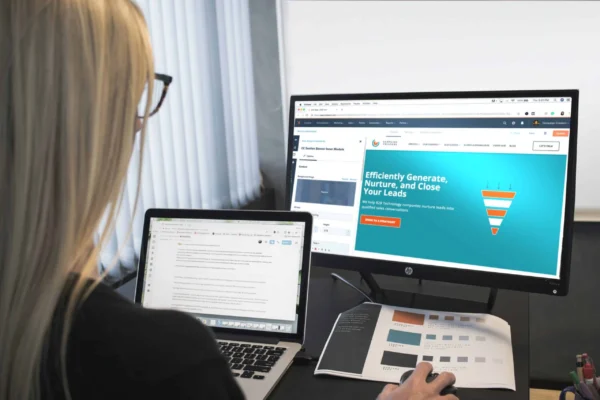 Femme assise derrière un ordinateur ur un ordinateur pour trouver des clients grâce à Internet