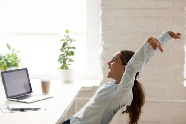 Visuel d'une femme qui s'étirer pour illustrer l’article sur la gestion d’entreprise d’un coach sportif indépendant