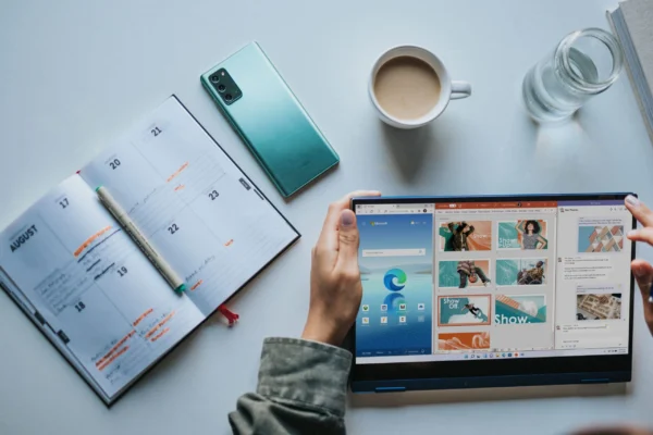 Coach sportif organisant son emploi du temps entre clients et contenu – Studio Cédille