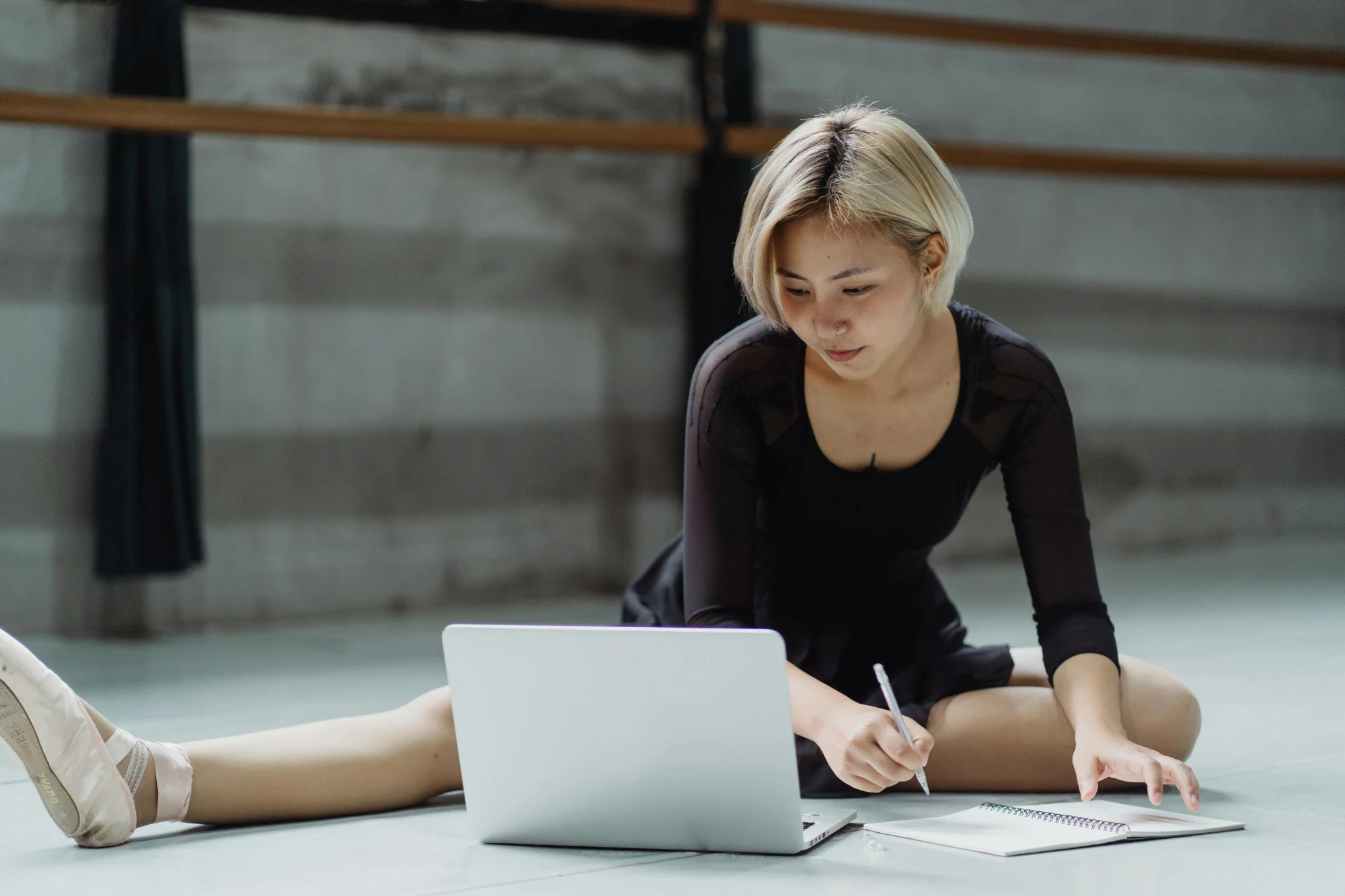 Coach en ligne gérant son activité efficacement grâce à l’automatisation – Studio Cédille