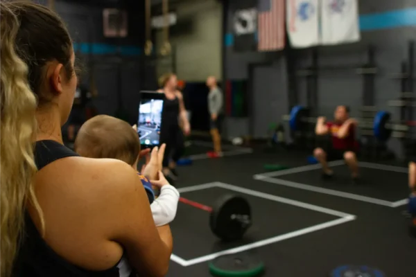 Coach sportif créant une story Instagram stratégique – Studio Cédille