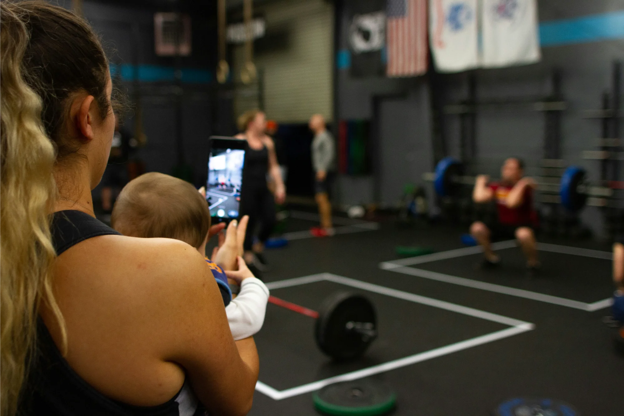 Coach sportif créant une story Instagram stratégique – Studio Cédille