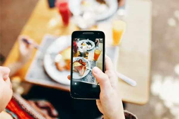 Coach sportif créant une story Instagram stratégique – Studio Cédille